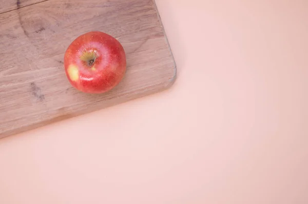 Une Vue Dessus Une Pomme Rouge Sur Une Planche Découper — Photo