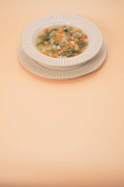 Μια Κάθετη Λήψη Σούπας Λαχανικών Ένα Μπολ Απομονωμένο Ανοιχτό Πορτοκαλί — Φωτογραφία Αρχείου