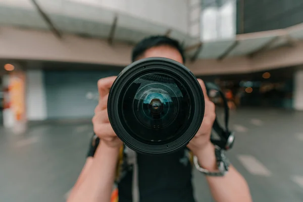 Zbliżenie Fotografa Trzymającego Obiektyw Kamery Bardzo Blisko Kamery — Zdjęcie stockowe