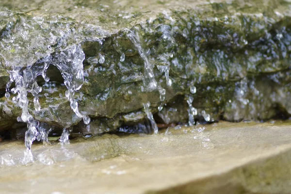 Primo Piano Acqua Che Scorre Gocce Acqua Pulita — Foto Stock