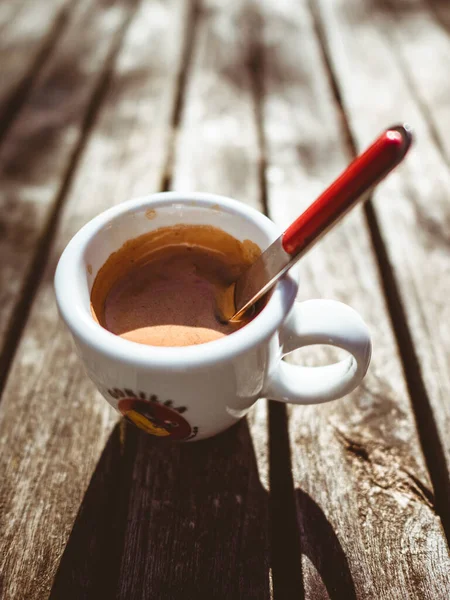 Sebuah Cangkir Kopi Kecil Diisi Dengan Espresso Pada Papan Kayu — Stok Foto