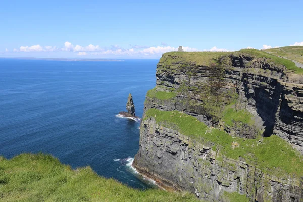 Una Vista Fascinante Los Acantilados Moher Bajo Cielo Azul Nublado —  Fotos de Stock