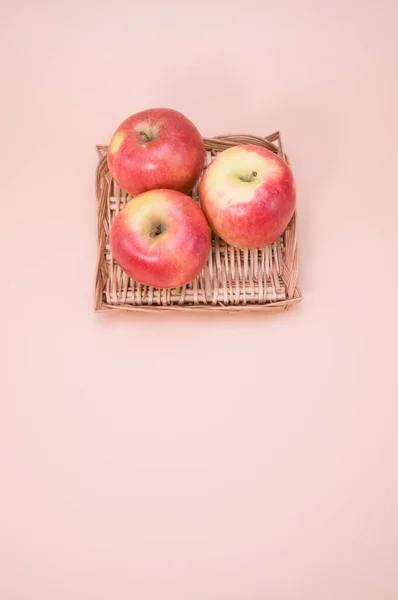 Een Verticale Van Verse Appels Een Geweven Dienblad Geïsoleerd Een — Stockfoto