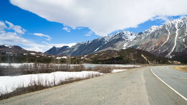 Väg Och Vägkanten Grönska Täckt Snö Moln Berg Bakgrunden — Stockfoto