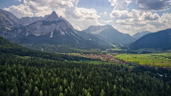 Uma Vista Altas Montanhas Rochosas Florestas Verdes Densas Dia Ensolarado — Fotografia de Stock