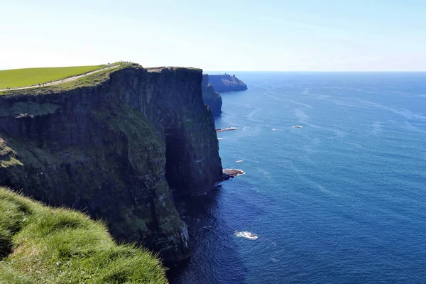 Hipnotyzujący Widok Klifów Moher Pod Błękitnym Niebem Republice Irlandii — Zdjęcie stockowe