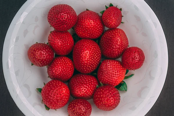 Una Vista Superior Fresas Rojas Brillantes Maduras Tazón Blanco Perfecto — Foto de Stock
