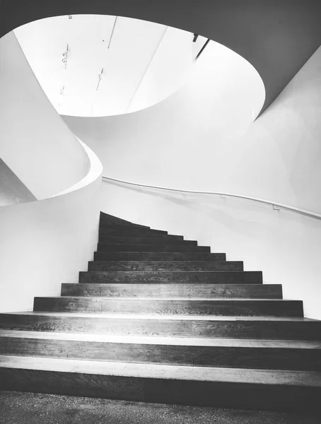 現代的な建物の中で階段を巻きの灰色のショット — ストック写真