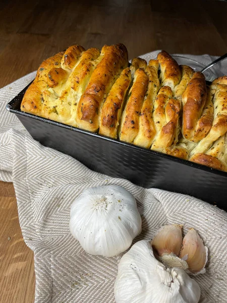 Tahta Bir Yüzey Üzerinde Taze Pişmiş Sarımsaklı Ekmek — Stok fotoğraf