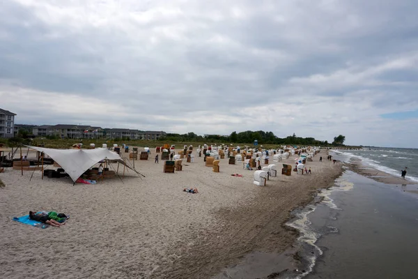 Baltisk Sea Tyskland Jun 2021 Folket Vilar Östersjöns Strand Den — Stockfoto