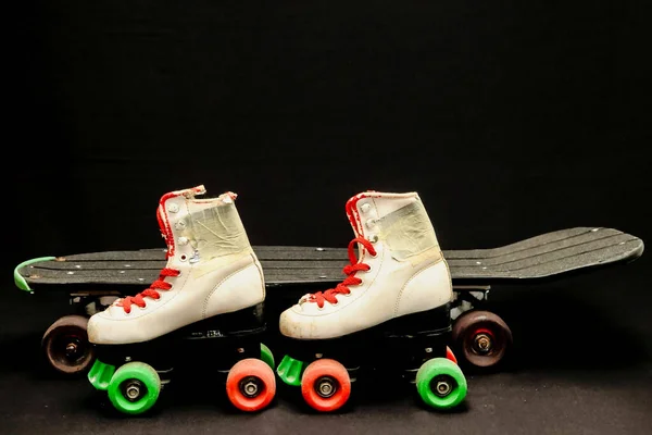 Tiro Patins Patins Patins Com Rodas Vermelhas Verdes Lado Dele — Fotografia de Stock