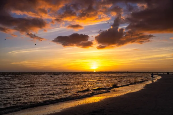 Uma Bela Foto Pôr Sol Laranja Sobre Praia Pública — Fotografia de Stock