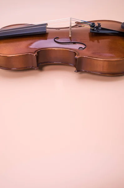 Tiro Vertical Violino Isolado Fundo Rosa Claro — Fotografia de Stock