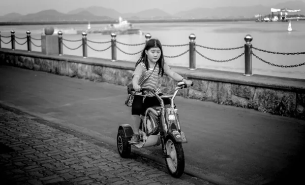 Mokpo Korea South Jun 2015 Gråskala Skott Sydkoreansk Flicka Rider — Stockfoto