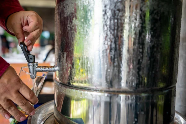 Closeup Shot Person Tapping Water Ice Cold Water Tank — Stock Photo, Image