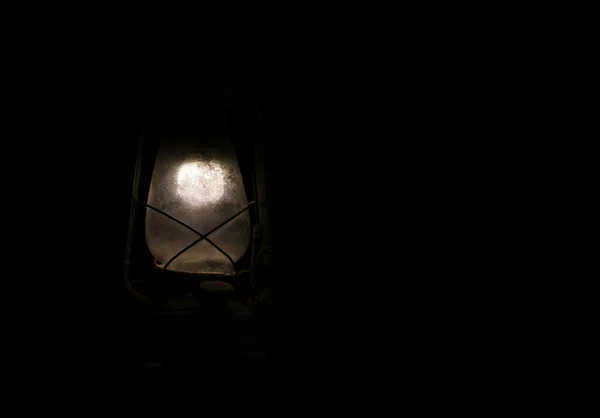 Une Lampe Vintage Aux Intempéries Faiblement Éclairée Dans Obscurité — Photo