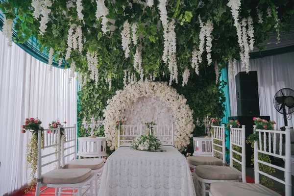 Красива Обстановка Весільної Церемонії Білими Квітами — стокове фото
