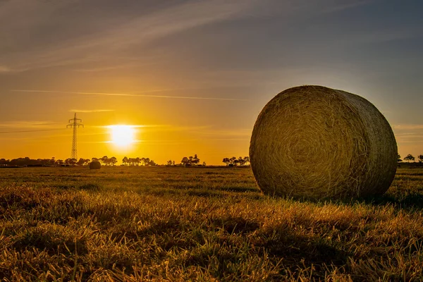 Egy Szénabála Mezőn Naplementekor — Stock Fotó