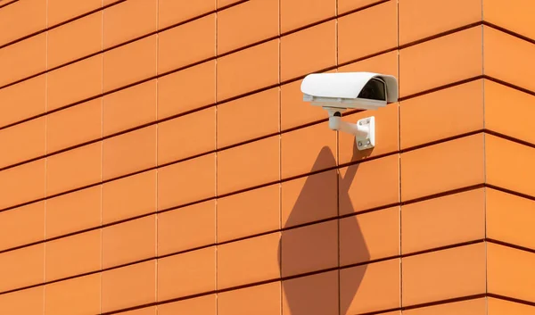 オレンジの壁の監視カメラ — ストック写真