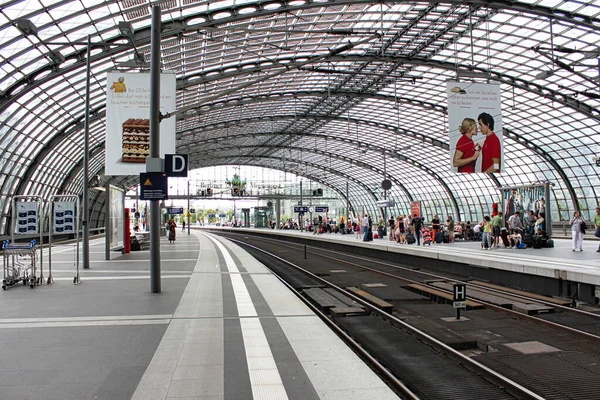 베를린 2020 베를린 기차역 과기다리고 승객들의 — 스톡 사진
