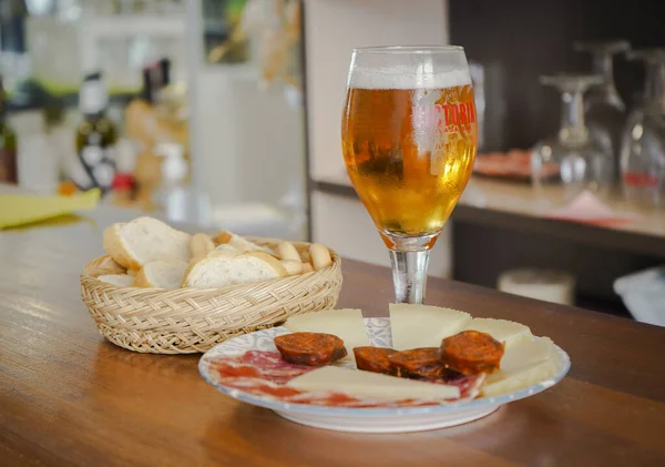 Malaga Espanha Janeiro 2019 Copo Cerveja Fresca Com Pão Prato — Fotografia de Stock