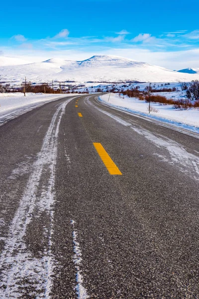 Norveç Soğuk Kışının Ortasında Donmuş Yol Güzel Bir Manzarası — Stok fotoğraf