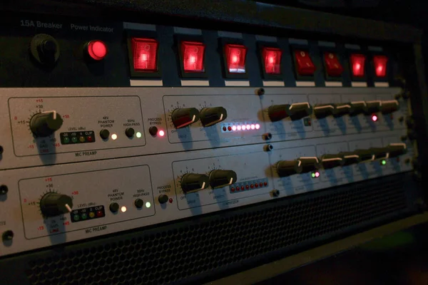 Primer Plano Amplificador Con Llaves Luces Rojas — Foto de Stock