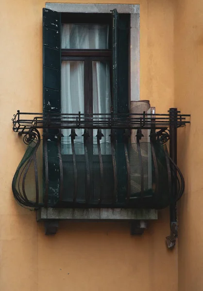 Вертикальний Знімок Старої Жовтооранжевої Стіни Балконом Довгим Вікном Римі Італія — стокове фото