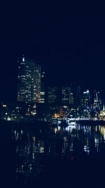 Uma Paisagem Urbana Noturna Refletindo Sobre Mar Buenos Aires Argentina — Fotografia de Stock