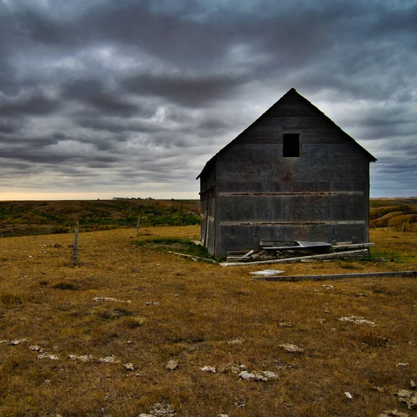 Ein Bauernhaus Inmitten Eines Wiesenfeldes Gegen Den Bewölkten Und Düsteren — Stockfoto