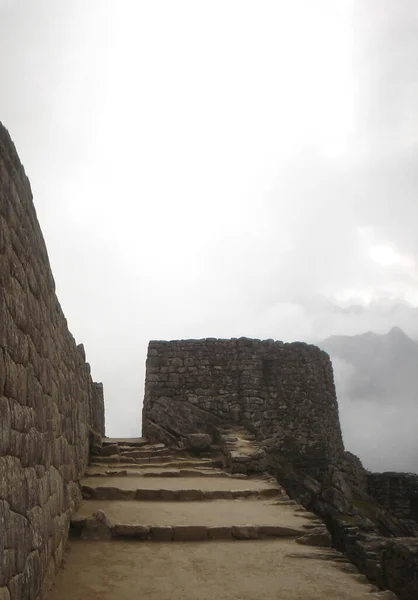 Вертикальный Снимок Мачу Пикчу Ступенями Ведущими Гору Окружении Кирпичных Стен — стоковое фото