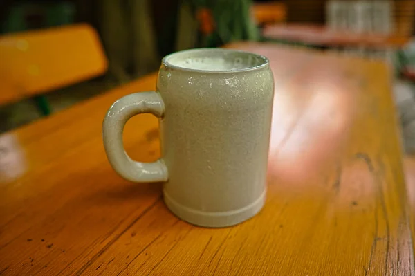 Bière Fraîche Dans Jardin Traditionnel Bavarois — Photo