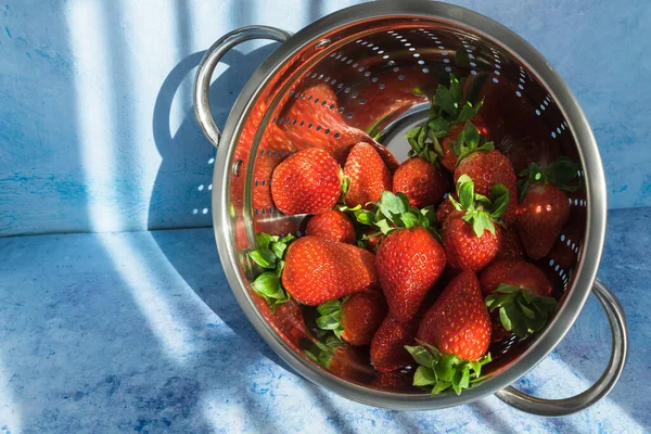Eine Schüssel Erdbeeren Auf Dem Tisch Mit Hellblauem Hintergrund — Stockfoto