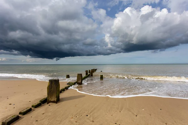 Beau Paysage Barrières Bois Dans Plage Près Mer Sous Ciel — Photo