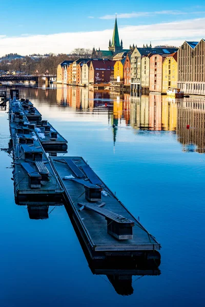 Uma Bela Vista Das Casas Coloridas Perto Rio Nidelva Trondheim — Fotografia de Stock