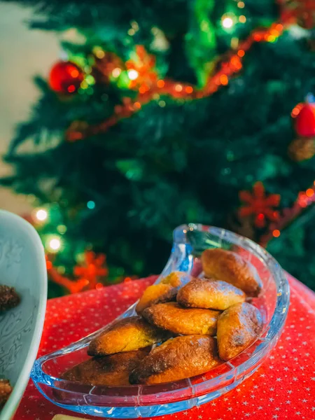 맛있는 크리스마스 쿠키를 접시에 — 스톡 사진