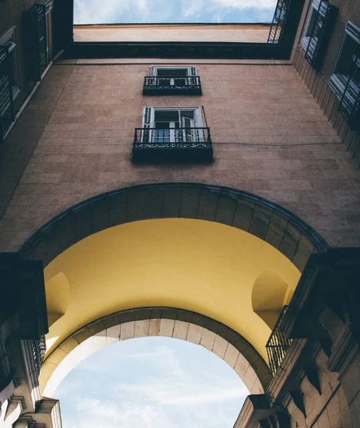 Plano Ángulo Bajo Edificio Con Una Entrada Arco Madrid España — Foto de Stock