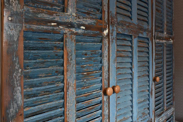 Stare Zużyte Drewniane Drzwi Szafy Schwytane Opuszczonym Domu — Zdjęcie stockowe