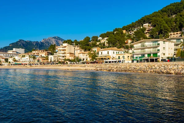 Eine Wunderschöne Landschaft Aus Blauem Wasser Unter Blauem Himmel Mit — Stockfoto