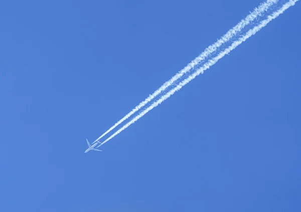 Avião Voando Sob Céu Azul — Fotografia de Stock