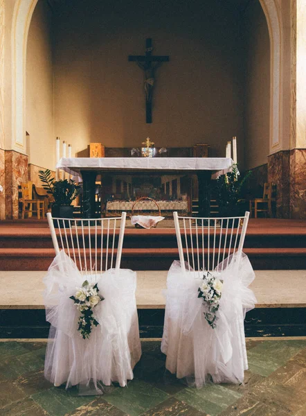 Versierde Stoelen Kerk Klaar Voor Huwelijksceremonie — Stockfoto
