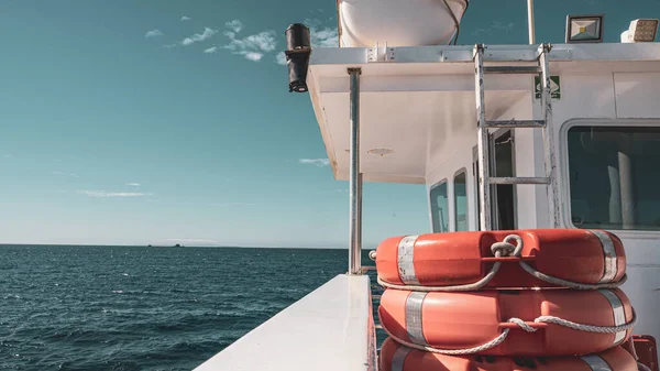 Yate Flotante Con Hermosa Vista Del Mar Tranquilo — Foto de Stock