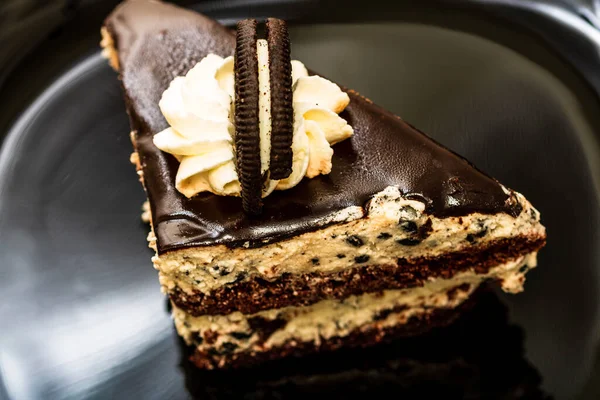 黑盘上的巧克力慕斯蛋糕的高角照片 — 图库照片
