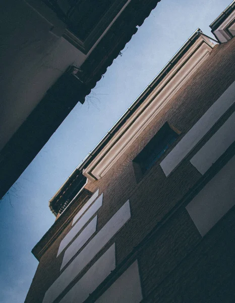 Eine Vertikale Low Winkelaufnahme Zweier Stämmiger Gebäude Mit Einem Schmalen — Stockfoto