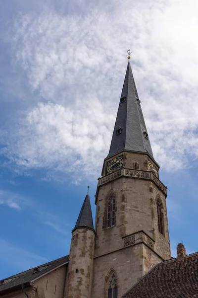 Alzey Rhineland Palatinate ドイツ 2021年7月16日 明るい曇り空の下 ドイツ アルゼイのニコライ教会の垂直低角度ショット — ストック写真