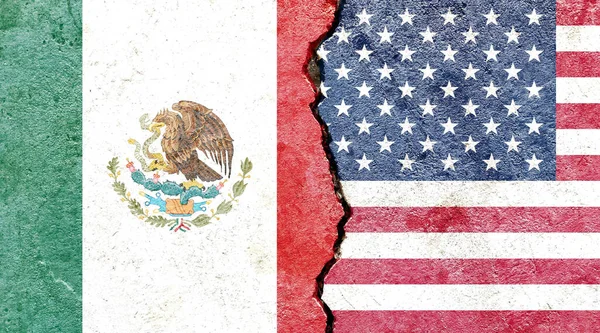 墨西哥和美国的国旗被风吹日晒的墙壁所覆盖 政治冲突的概念 — 图库照片
