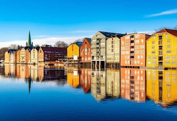 Uma Bela Vista Das Casas Coloridas Perto Rio Nidelva Trondheim — Fotografia de Stock