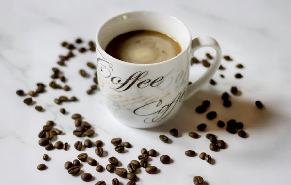 Una Foto Una Taza Café Con Granos Café Esparcidos Alrededor — Foto de Stock