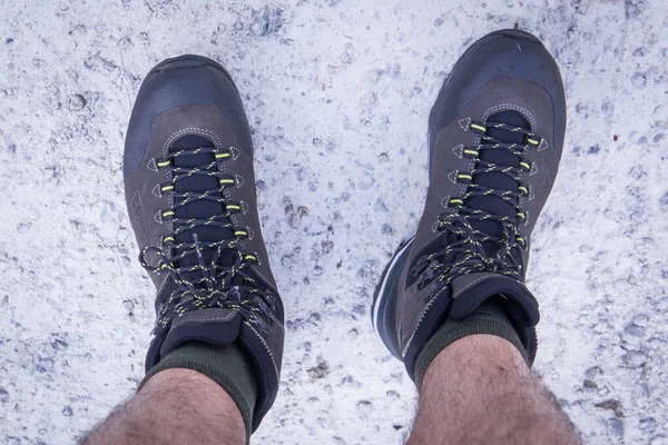 砂利の地面に足でブーツをハイキング — ストック写真