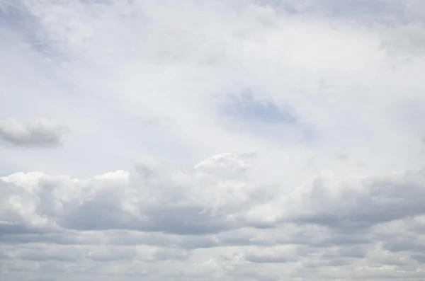 Горизонтальный Снимок Белого Облачного Неба — стоковое фото